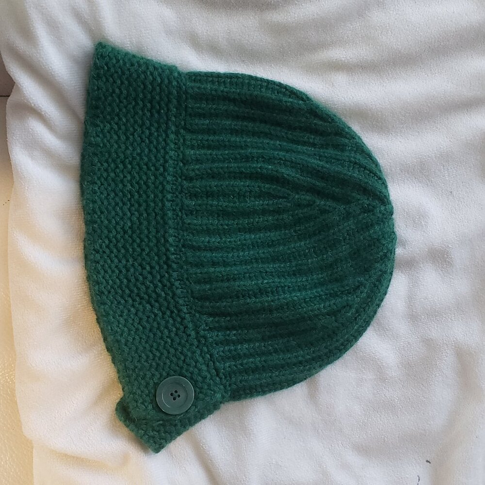 Banana Republic cashmere winter hat! Very thick yarn!